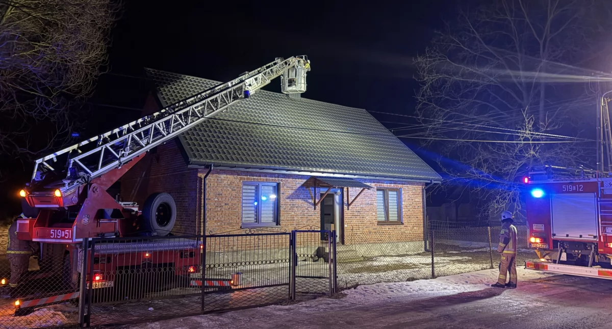 Pożar sadzy w kominku i pożar pieca. Strażacy gaszą zimowe pożary. I jeżdżą do pękniętych rur