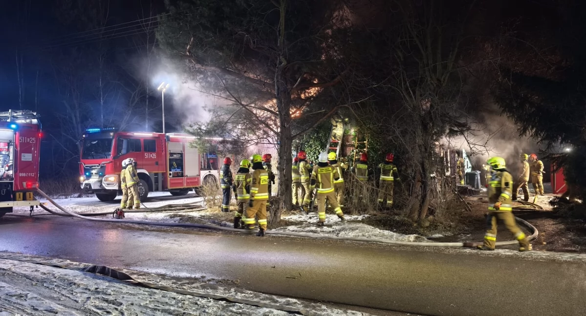 Pożar domu na ulicy Traktorowej. Strażacy ewakuowali kobietę. Niestety, na ratunek było za późno 