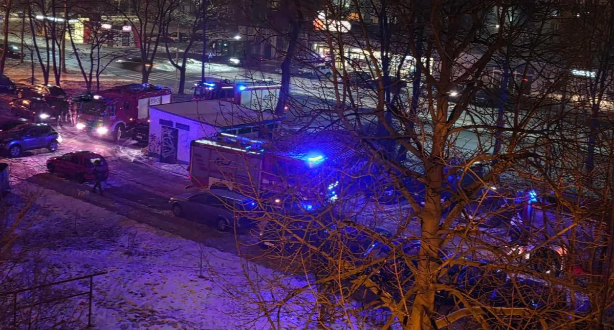 Strażacy wezwani na Jagiellońską. - Przyjedźcie, bo ktoś oblał drzwi, nie wiadomo czym. To strasznie cuchnie