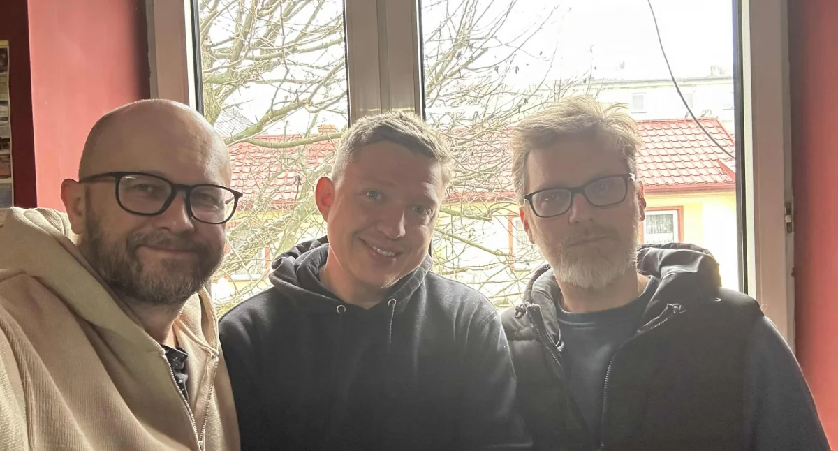Wójt kontratakuje: to hejt i atak na szkołę. O tablicy na swoją cześć przezornie nie wspomina [podcast Redakcyjne Kolegium Wyborcze] 