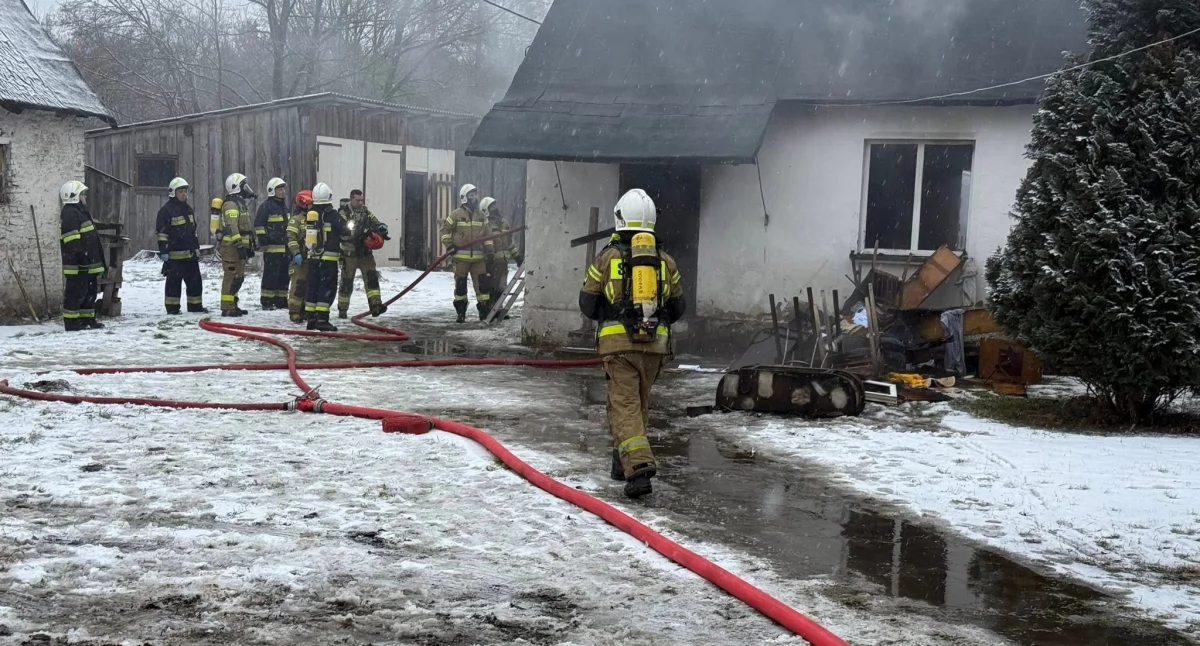 Groźny pożar w miejscowości Gembartówka. Dwie osoby poszkodowane, jedna z  poparzeniami trafiła do szpitala
