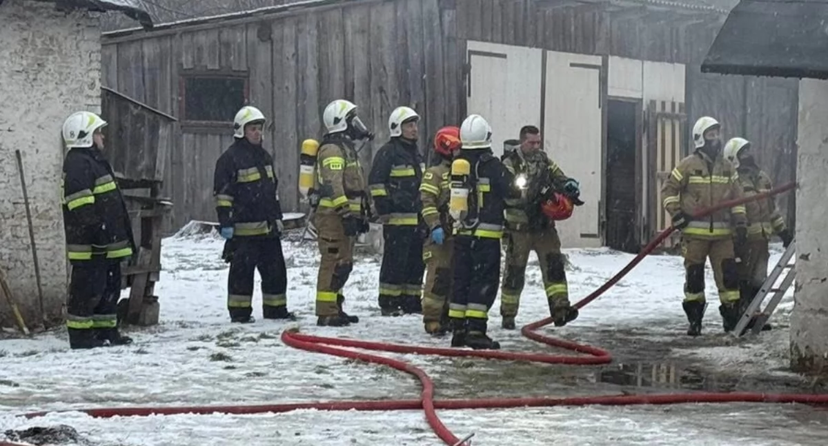 Ratownicy wynieśli z płomieni dwóch mężczyzn. „Wykazali się wielką odwagą