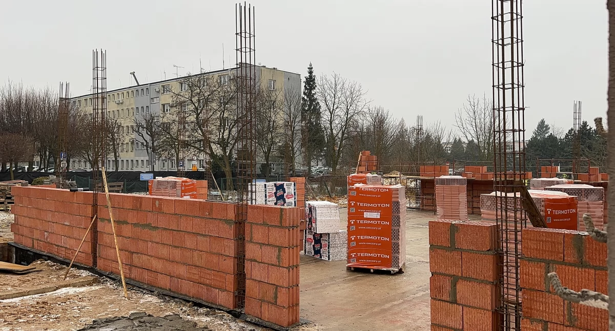 Jak postępują prace na budowie hali sportowej przy ul. Leszka Czarnego? Jeszcze dwa lata...
