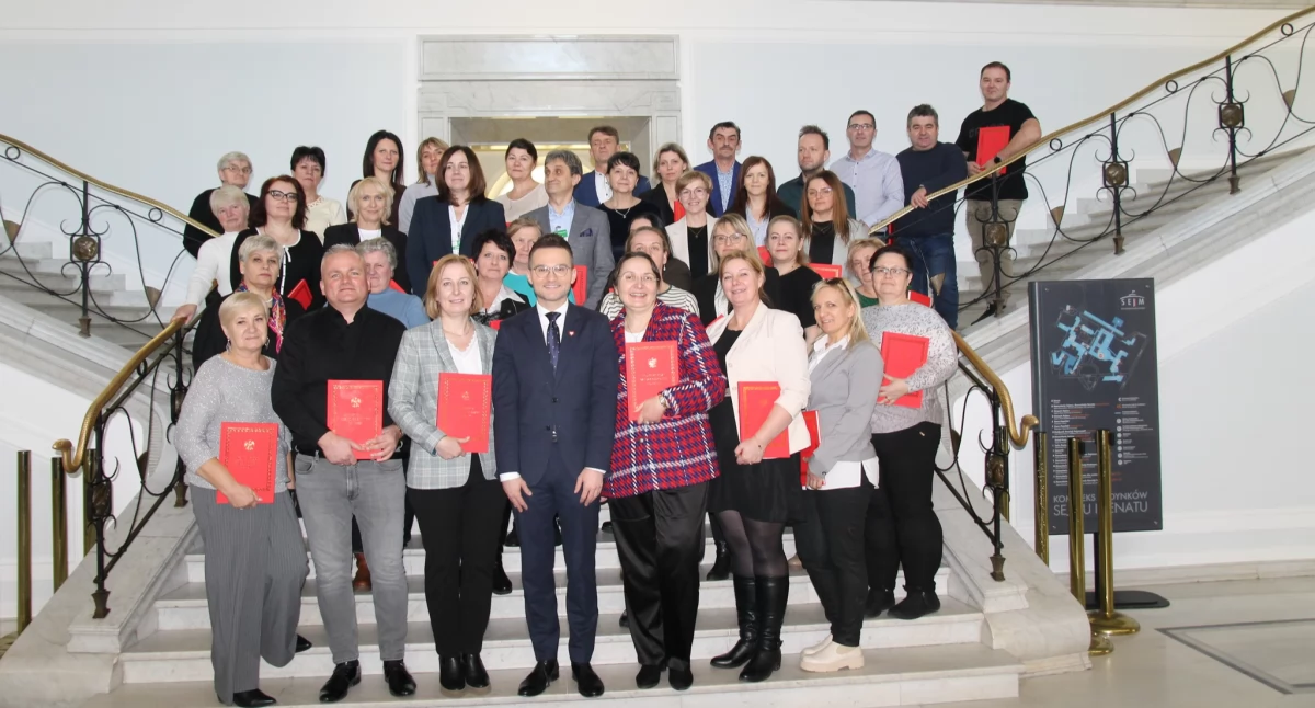 Radni, sołtysi i pracownicy UG w Ładzicach pojechali do Sejmu. Poseł KO opowiadał anegdoty