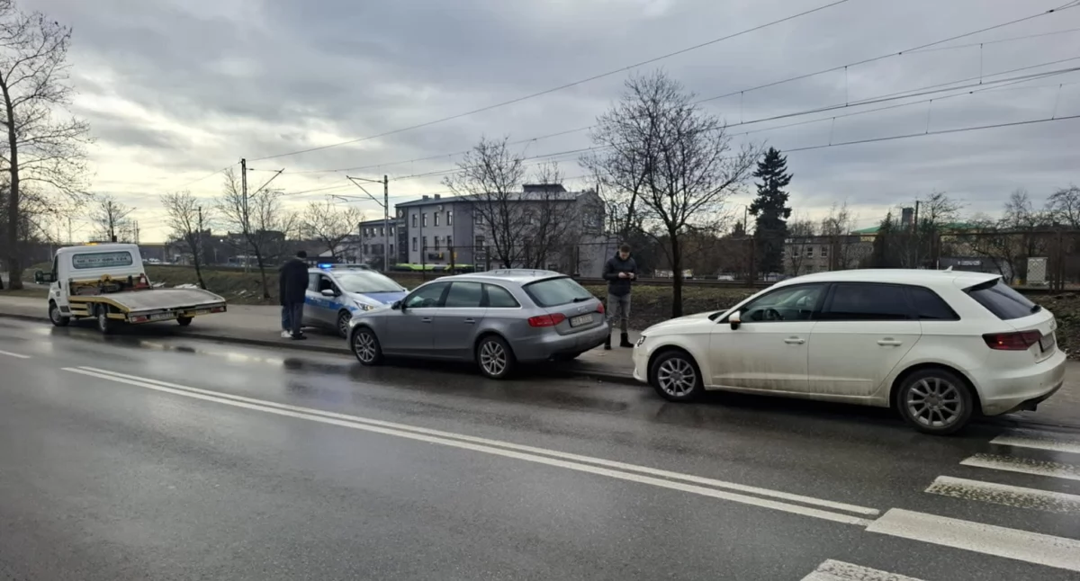 Kolizja na Reymonta. Audi uderzyło w Audi. Przed przejściem dla pieszych
