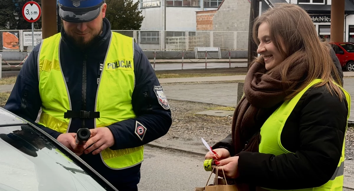 Walentynkowa akcja radomszczańskiej policji. - Proszę dmuchną. W porządku, w zamian coś słodkiego