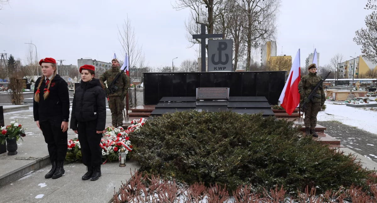 [ZDJĘCIA] 79. rocznica śmierci gen. Stanisława Sojczyńskiego Warszyca. Przemówienia i kwiaty na Starym Cmentarzu