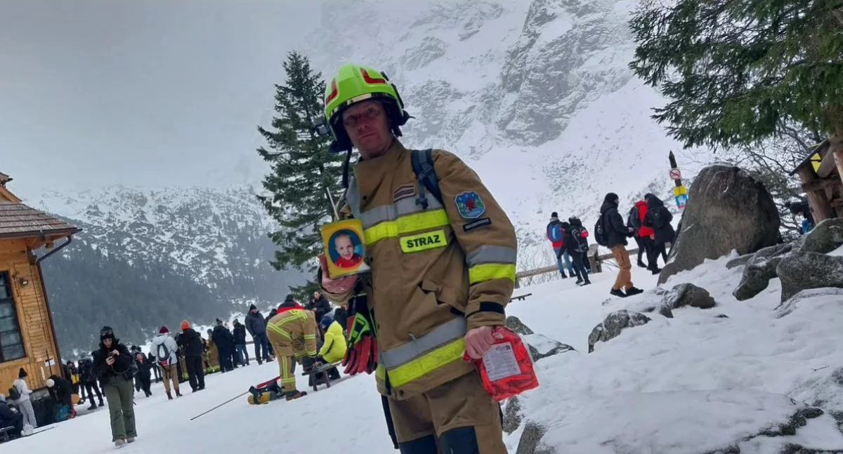 Druh Bartłomiej Napora, strażak z OSP Szczepocice, wszedł na Morskie Oko. W pełnym rynsztunku. Charytatywnie