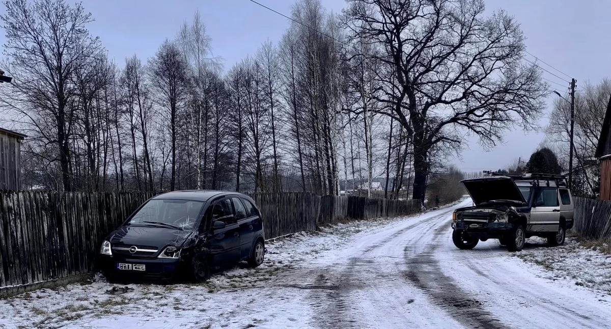 Wypadek we Włynicach. 32-letni kierowca nie zmieścił się w zakręcie. Uderzył w inny samochód
