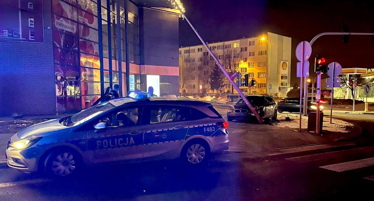 Kolizja na Brzeźnickiej. 28-latek zmieniał pas. Uderzył w samochód, a ten w latarnię