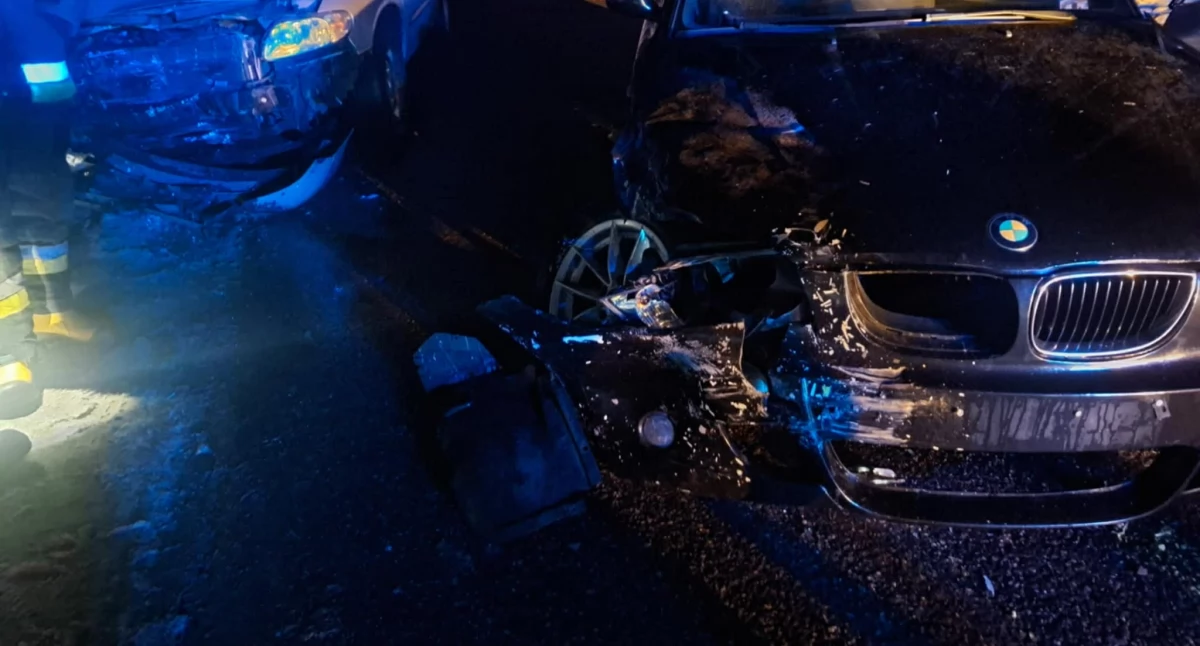 Marianka w gminie Gomunice. Czołowe zderzenie BMW z Dodgem. Winny 22-letni kierowca. Nie dostosował prędkości