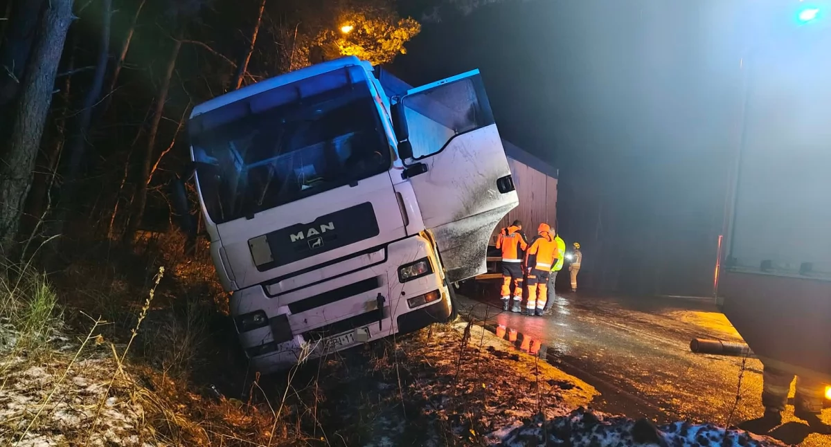 Kolizja w Gałkowicach Starych. TIR zjechał z drogi, zatrzymał się w rowie
