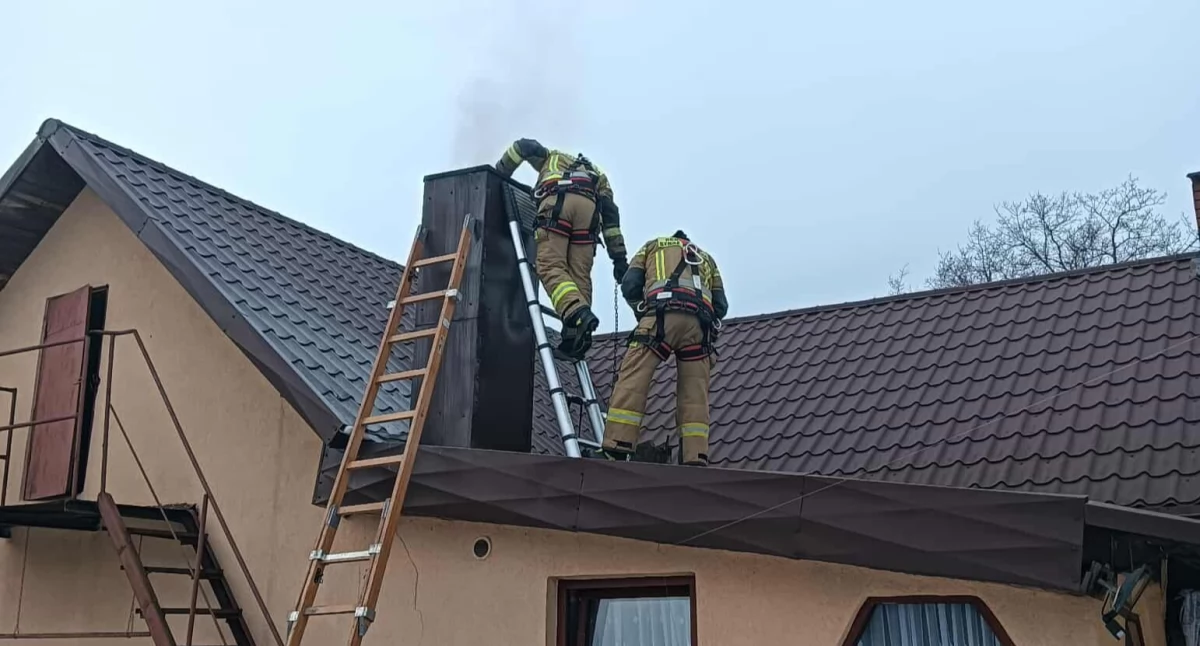 Pożar sadzy w kominie. Gasili go strażacy z Kamieńska