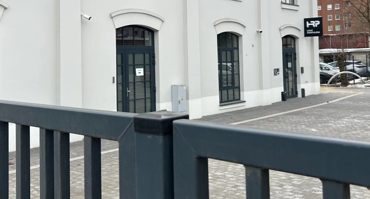 Jedną ręką marchewkę, drugą kij: Z jednej strony informacje potwierdzają, z drugiej chcą sprostowania [Komentarz]