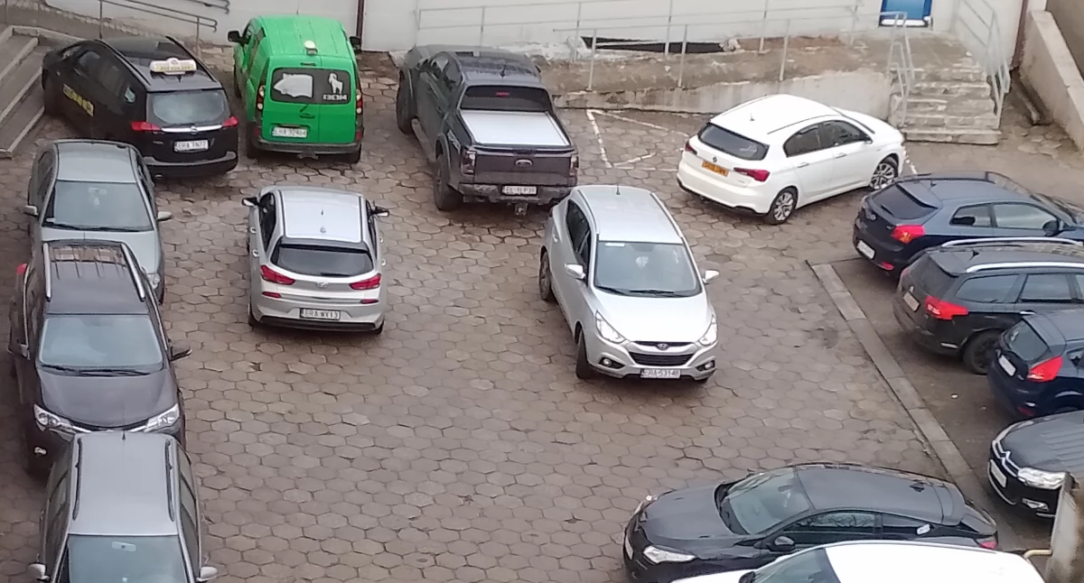 Czytelniczka: Parkują jak popadnie i blokują mieszkańców. To parkingowy horror. Prezes RSM: - Przyjedziemy, zobaczymy, co da się zrobić