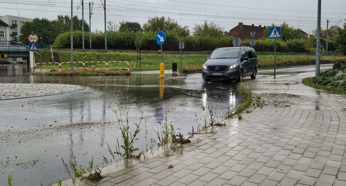 Pan Damian: - Mam sobie policzyć metry, bo jak nie, to oni policzą. Urząd do mieszkańców: - To opłata za deszczówkę