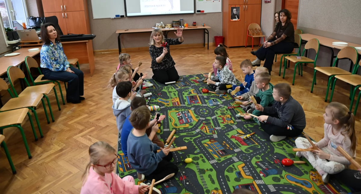 Dzień Otwarty w Czwórce na Bugaju. Szkołę oglądały, bardzo dokładnie, przedszkolaki