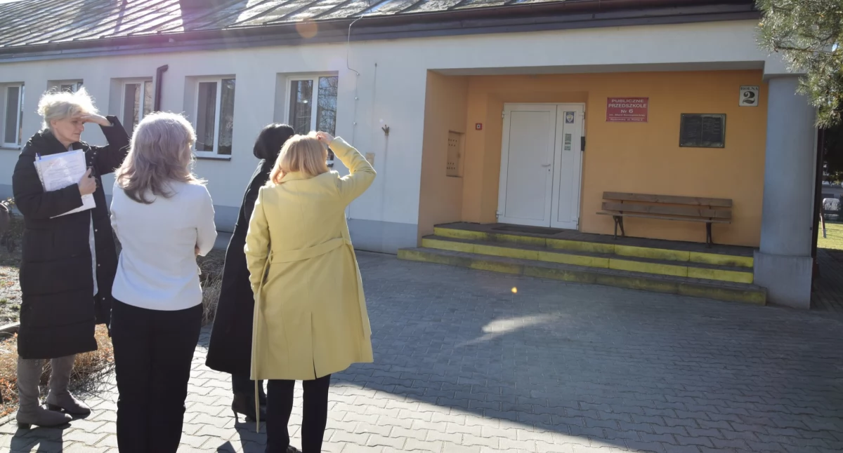 Przeglądy placówek edukacyjnych podległych miastu. Sprawdzano, jakie mają potrzeby