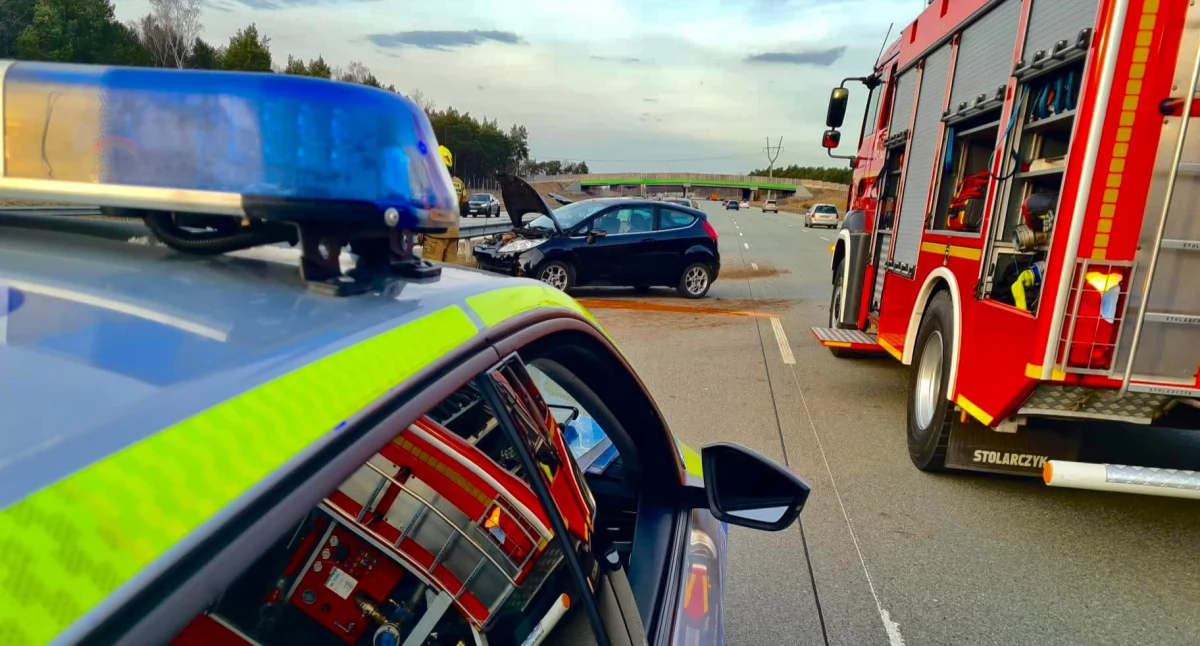Zderzenie dwóch samochodów na autostradzie A1. Kierowca Mercedesa zasnął za kierownicą 