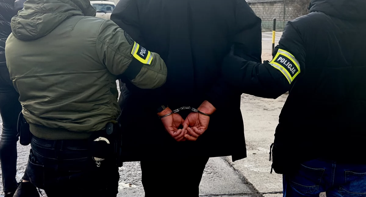 Policjanci zatrzymali czterech włamywaczy. Mężczyźni mieli przy sobie gotówkę i narkotyki