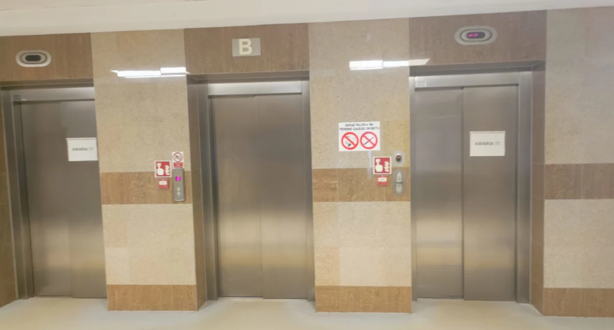 W szpitalu działa tylko jedna winda. Pani Małgorzata: - Stoimy w środku stłoczeni jak śledzie w beczce