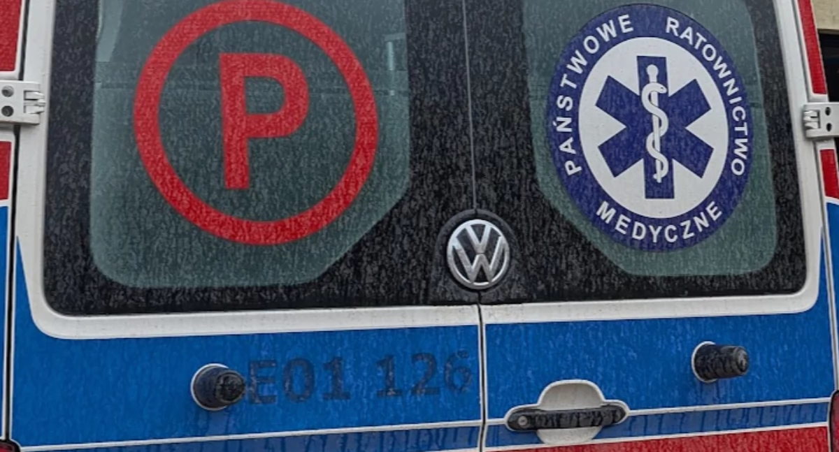 Mężczyzna siedział w fotelu, nie reagował. Strażacy wyważyli okno, policjanci weszli do środka