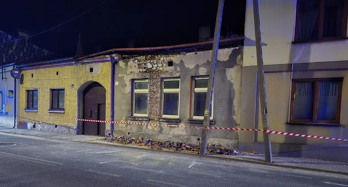 W środku nocy w pustostanie zawalił się dach. Cegły posypały się na chodnik
