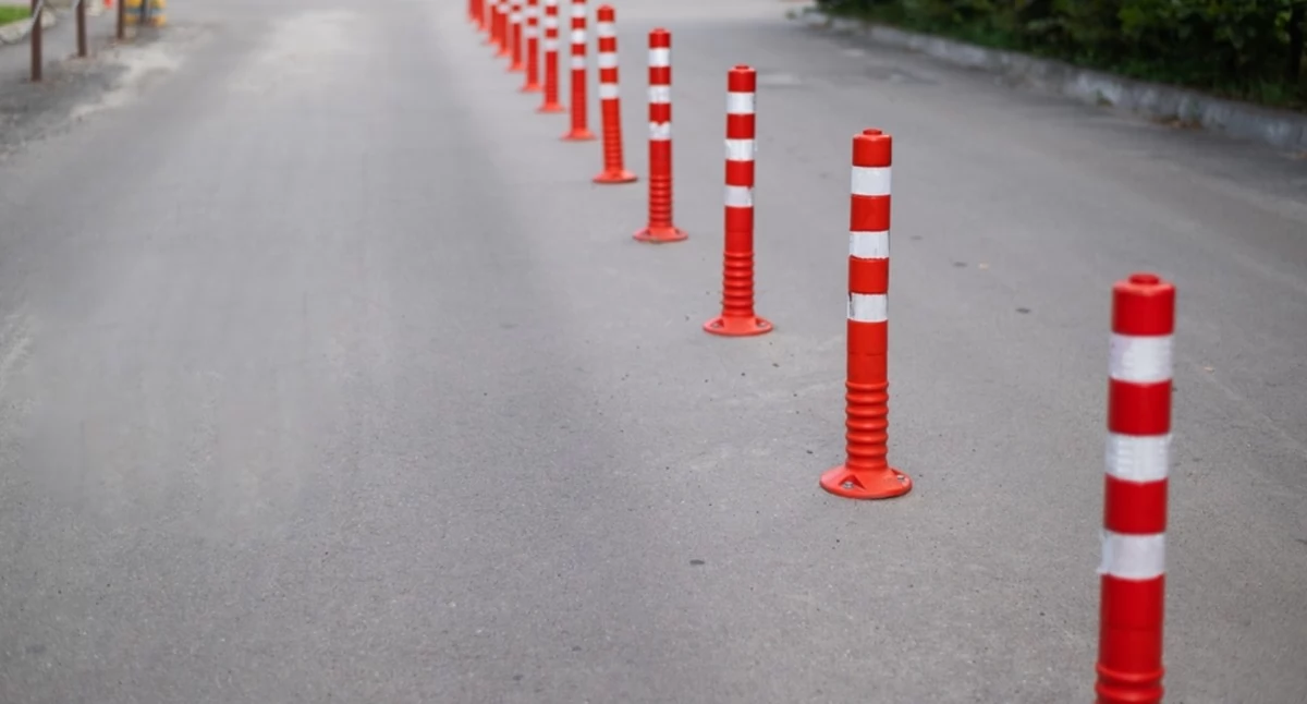 Urządzenia bezpieczeństwa ruchu drogowego - jak chronią przestrzeń parkingową i porządkują ruch na terenach prywatnych?