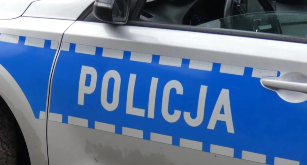 Blok Dobryszyce. Policyjny pościg za kierowcą Nissana. Mężczyzna skręcił w polną drogę