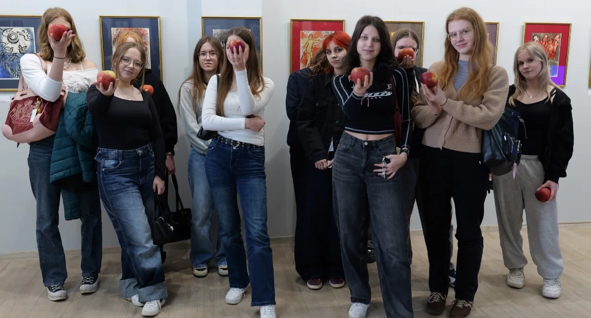 Jak jajo przemienia się w sztukę? Licealiści tworzyli barwne dzieła inspirowane Chagallem