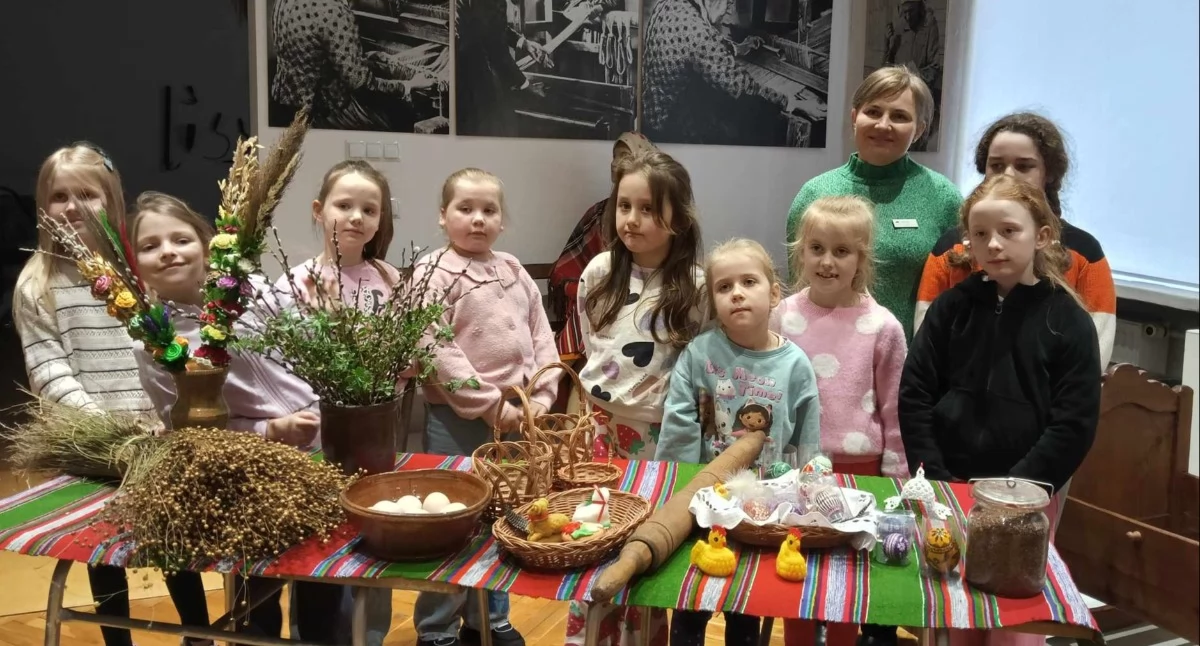 Uczniowie ze Szczepocic odkrywają wielkanocne tradycje w muzeum