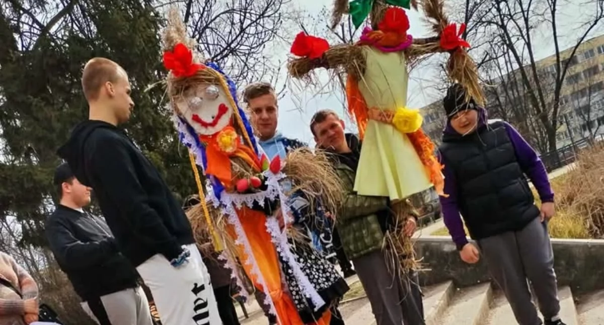 Uczniowie SOS-W w Radomsku powitali wiosnę. Marzanny utopili w stawie w parku. Symbolicznie