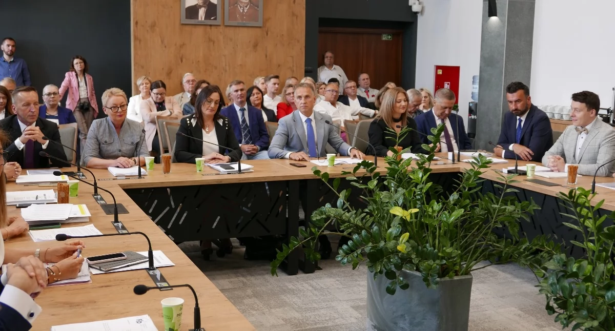 Bo każdy musi gdzieś pracować? Cała Polska sprawdza, gdzie są zatrudnieni radni. My też
