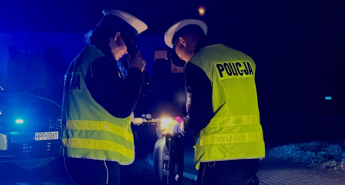 [WIDEO] Pijana 56-latka jechała na hulajnodze. Straciła nad nią panowanie i spadła. Została odwieziona do szpitala