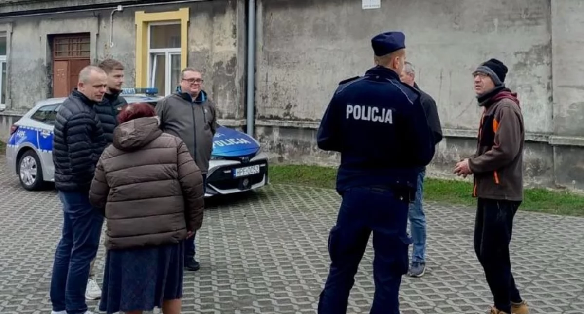 Rozalka. Najpierw piją, potem się awanturują. TBS powiesił tabliczki, że nie wolno. Dzielnicowy rozmawiał z mieszkańcami