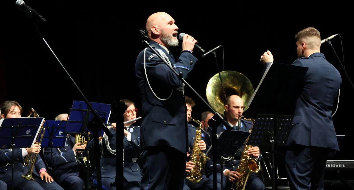 [ZDJĘCIA] Policyjny koncert z okazji Dnia Kobiet w MDK. Mundur nie wyklucza pasji, wręcz przeciwnie. Publiczność była zachwycona