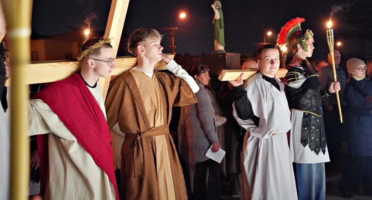 [ZDJĘCIA] Droga krzyżowa w parafii pw. św. Maksymiliana Kolbe. Wierni przeszli ulicami