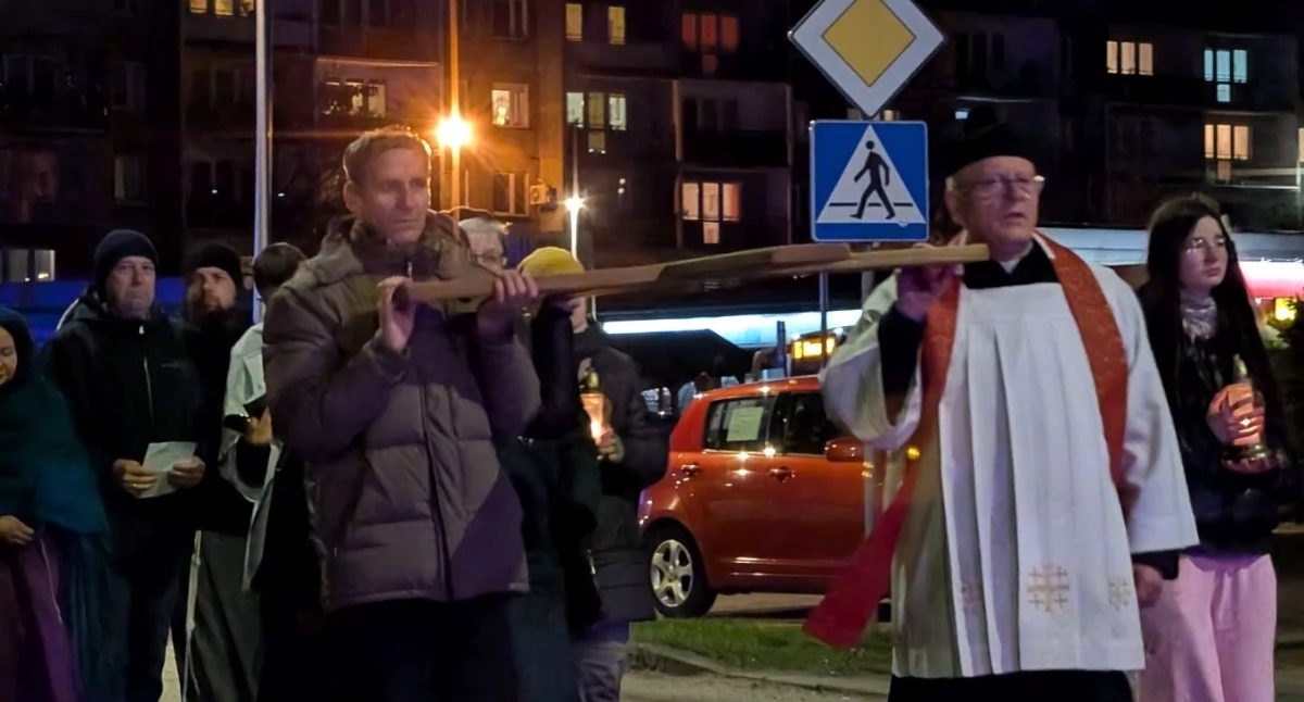 [ZDJĘCIA] Droga krzyżowa ulicami miasta. Wierni ruszyli sprzed kościoła przy Piastowskiej, idą do kolegiaty św. Lamberta