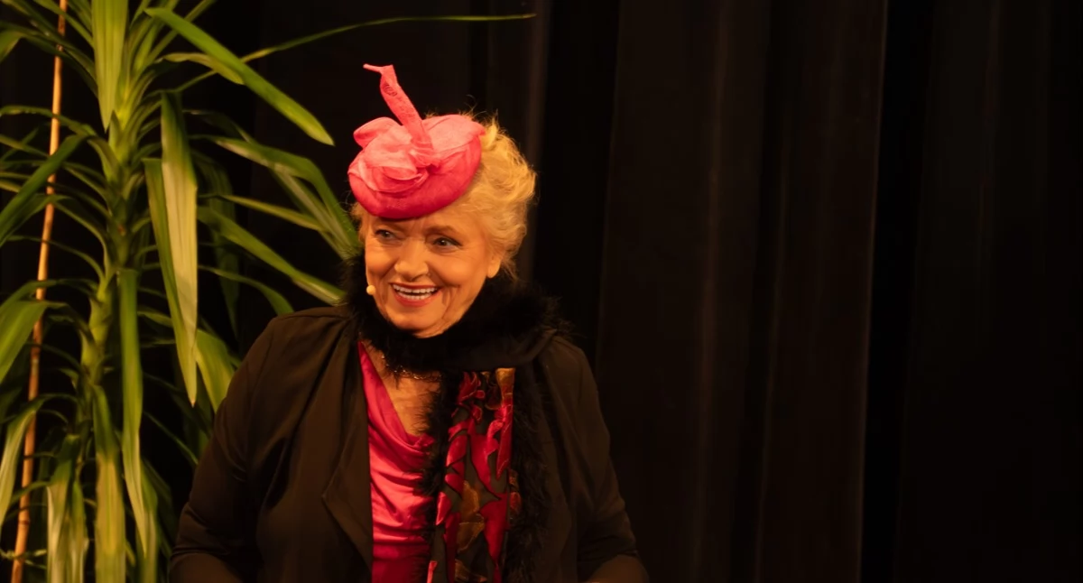 [ZDJĘCIA] Międzynarodowy Dzień Teatru w MDK. Na scenie aktorska legenda Anna Seniuk w monodramie “Księga ziół”