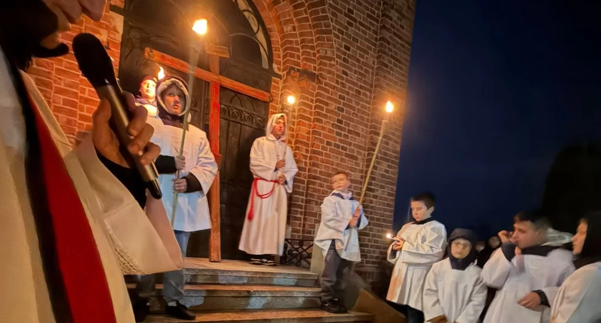 [ZDJĘCIA] Droga krzyżowa w parafiach w Kamieńsku i Gomunicach. Wierni nieśli krzyż ulicami