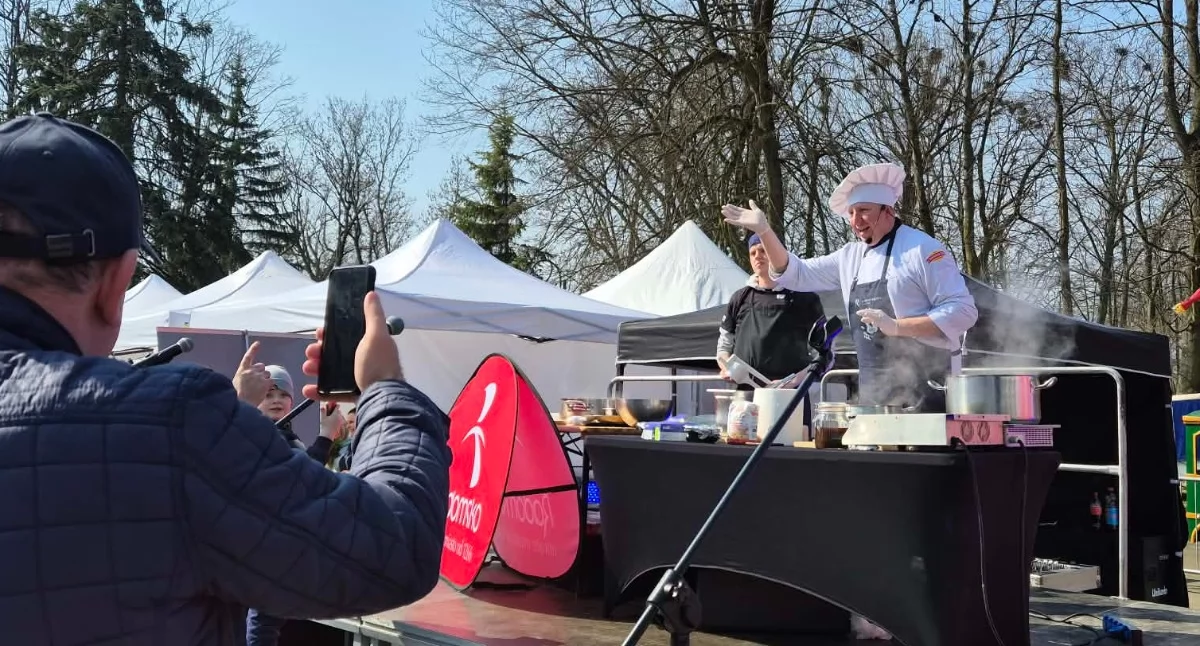 [ZDJĘCIA, WIDEO] Rączka gotuje, czyli Jarmark Wielkanocny w parku Świętojańskim 