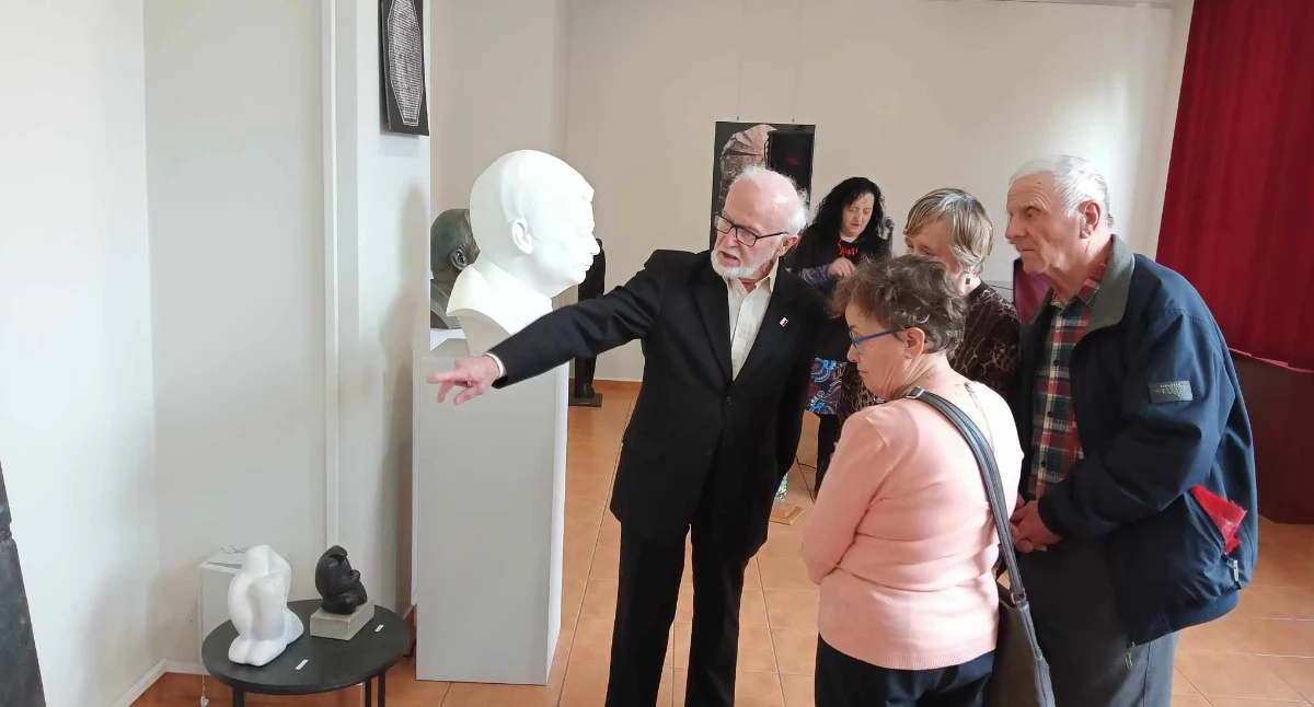 Wystawa rzeźb Ryszarda Stryjeckiego w galerii Muzeum Regionalnego. Artysta opowiadał o swojej sztuce 