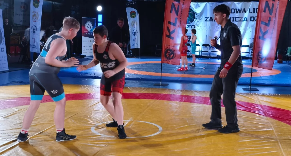 Zapaśnicy UKS-u zapaśnika Radomsko na drugim miejscu podium turnieju w Piotrkowie Trybunalskim