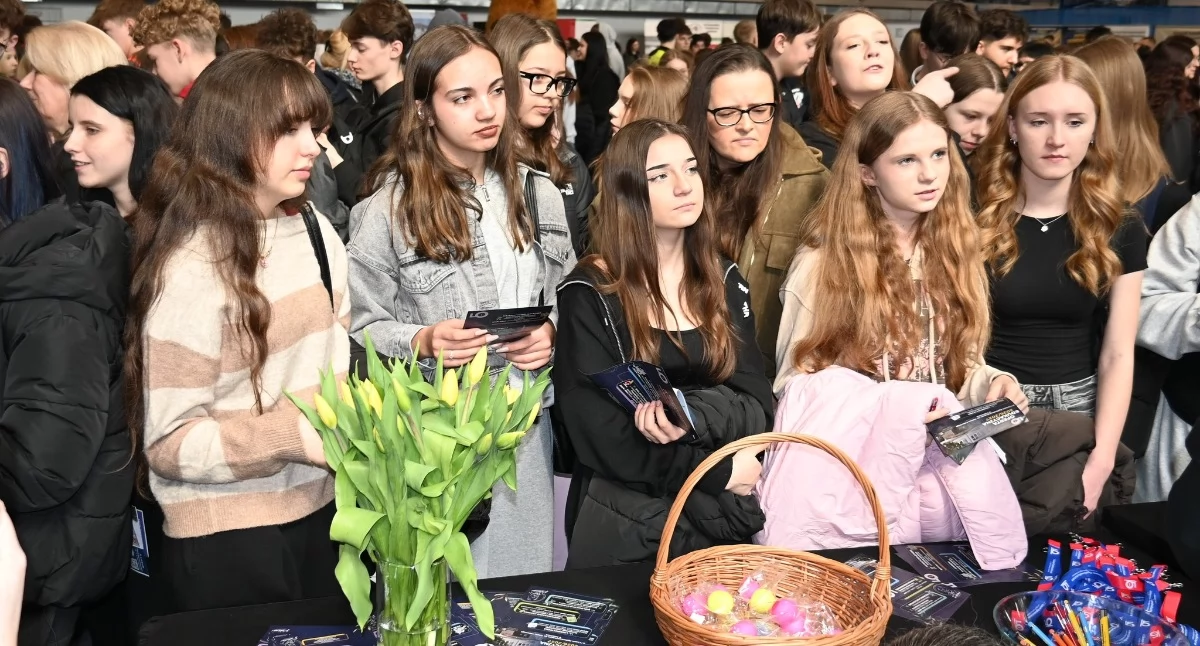 Targi Edukacyjne w Powiatowej Hali Sportowej. Ósmoklasiści szukali swojej drogi