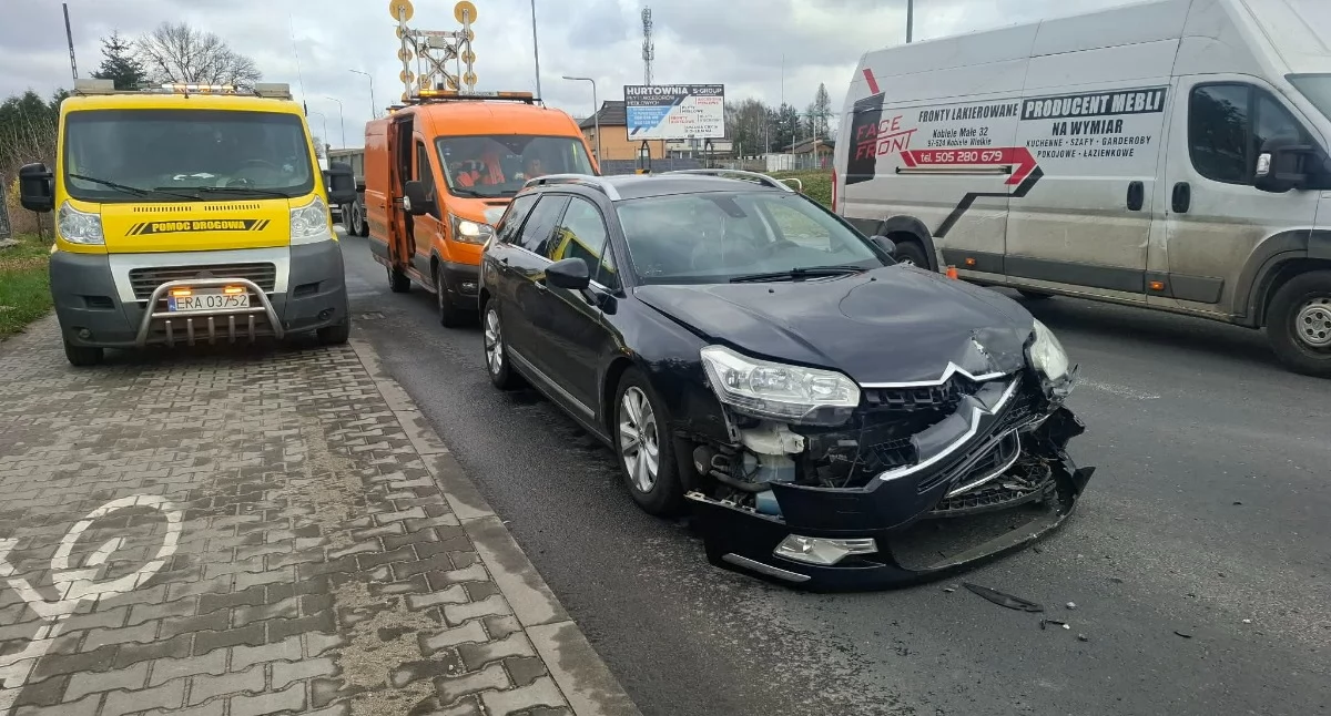 Chwila nieuwagi na skrzyżowaniu Krakowskiej z Jagiellońską. Zderzenie dwóch aut w Radomsku