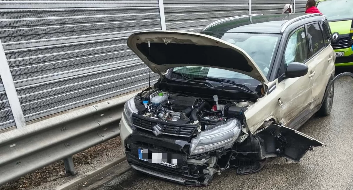 Wypadek na autostradzie A1. Samochód osobowy zderzył się z busem