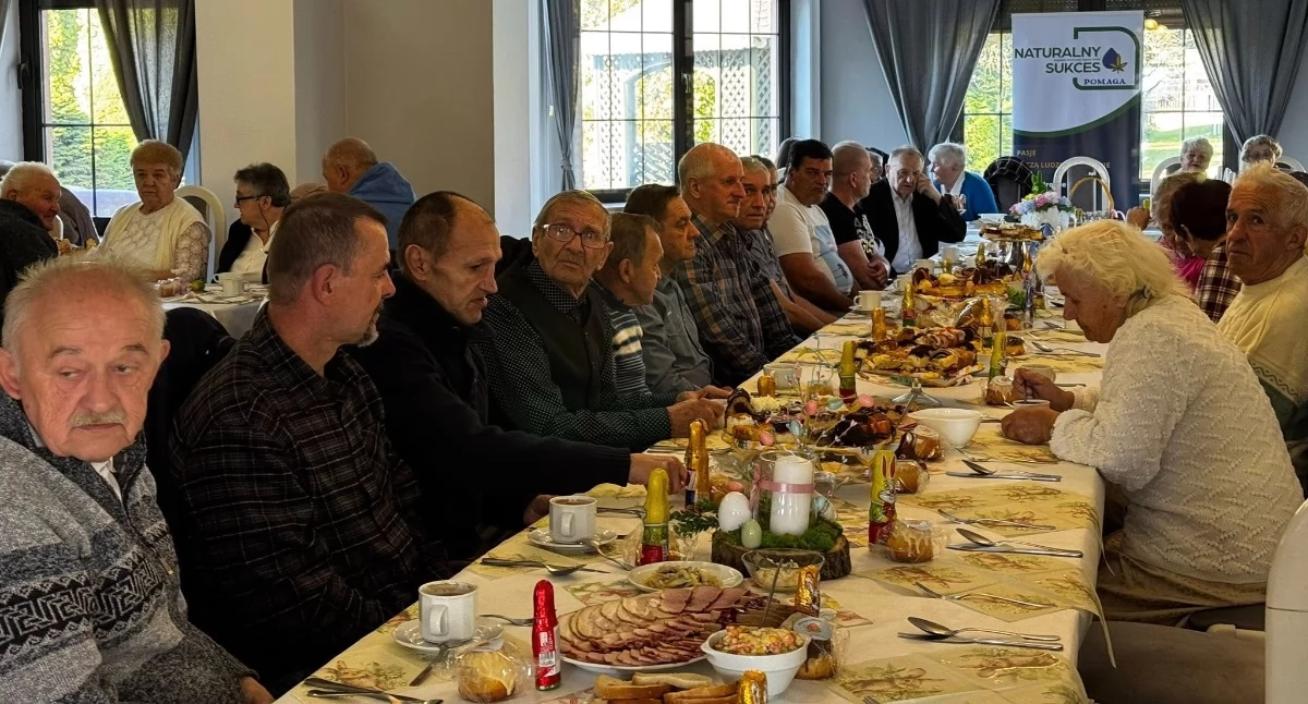 Stowarzyszenie Naturalny Sukces Pomaga zaprosiło samotnych Radomszczan na wielkanocne śniadanie