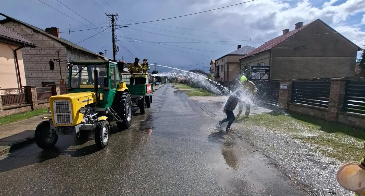 Tradycja rzecz święta. Druhowie z OSP Wierzbica Lany Poniedziałek obchodzili jak należy