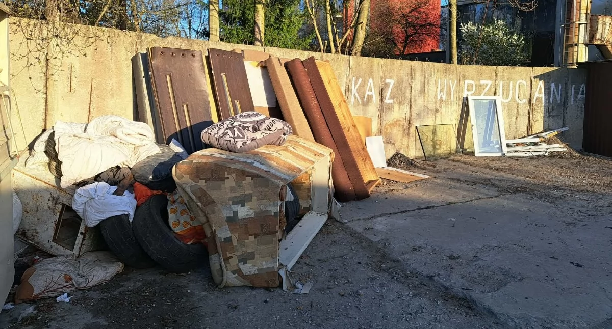 Spółdzielnia mieszkaniowa w Przedborzu do tych, którzy śmiecą: - Mamy nagrania z kamer i numery rejestracyjne waszych samochodów