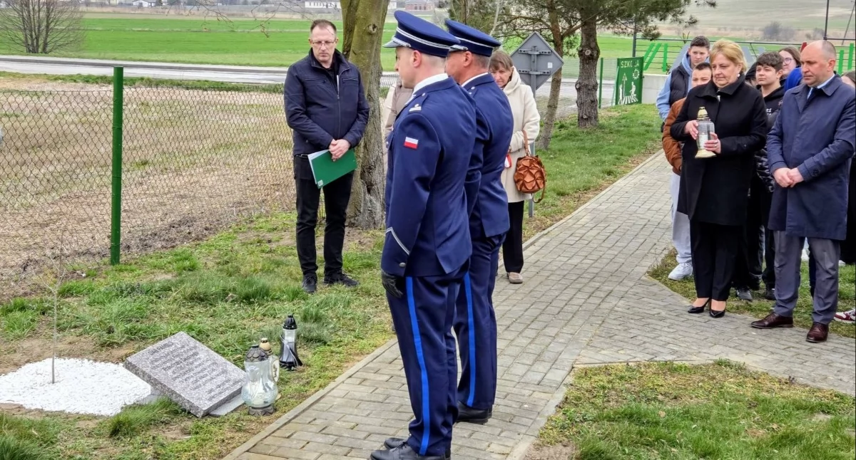 Dąb Pamięci posterunkowego Franciszka Żelaznego. Policjant zginął w Katyniu